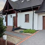 biała elewacja z imitacją drewna