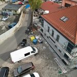 czerwona dachówka z białą elewacją
