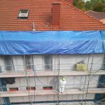 czerwony dach z białą elewacją