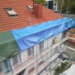 biała elewacja z czerwoną dachówką